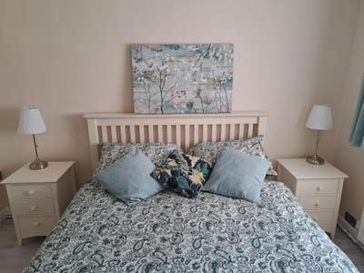 Double room with en suite shower and separate loun Main Photo