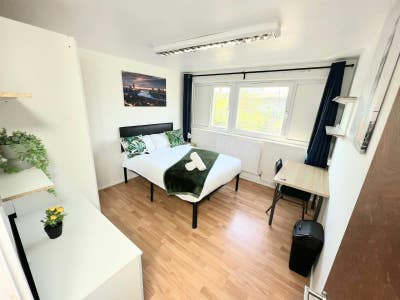 * Mile End * Lovely Double Room Available Main Photo
