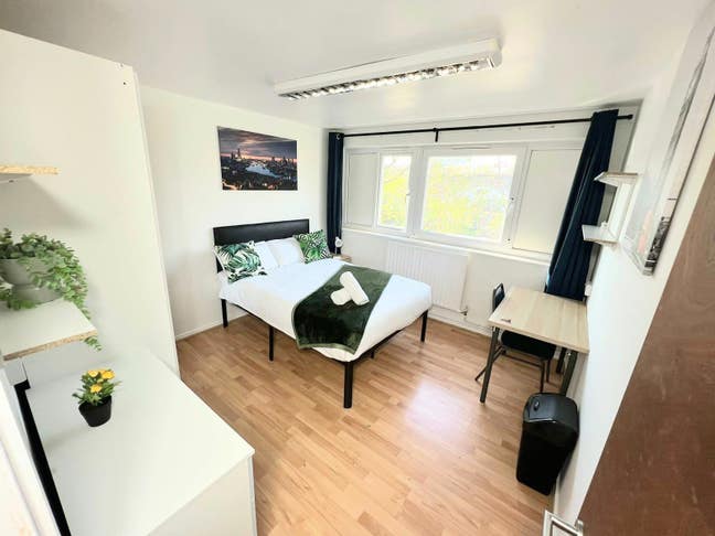 * Mile End * Lovely Double Room Available Main Photo
