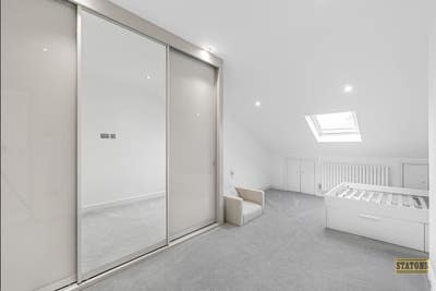 Huge Bedroom with Ensuite in Modern House Main Photo
