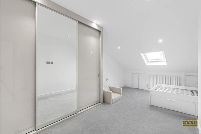 Huge Bedroom with Ensuite in Modern House Main Photo