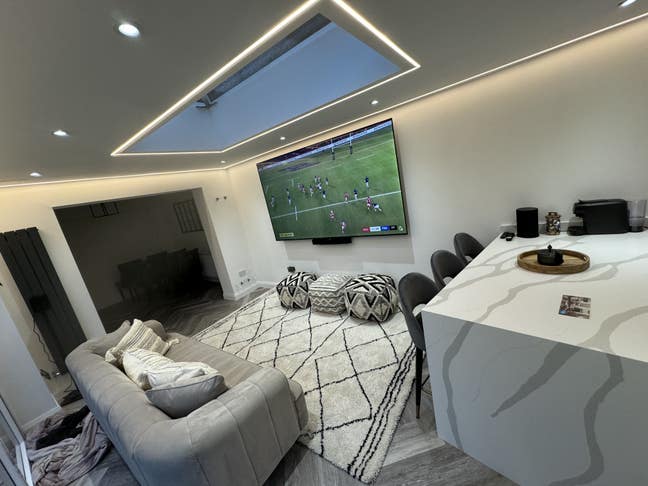 Room to rent (ensuite, living room, kitchen, gym) Main Photo