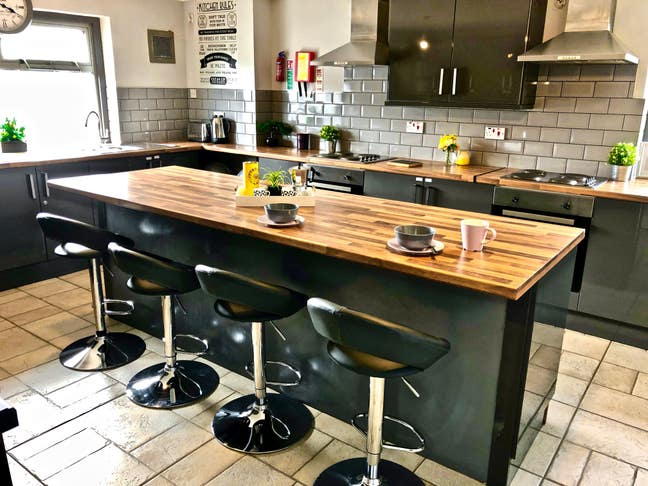 Professional House Share: Move In Same Week! Main Photo
