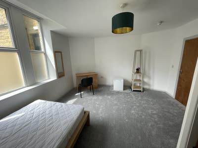 Large Ensuite Room in Bradford BD7 Main Photo