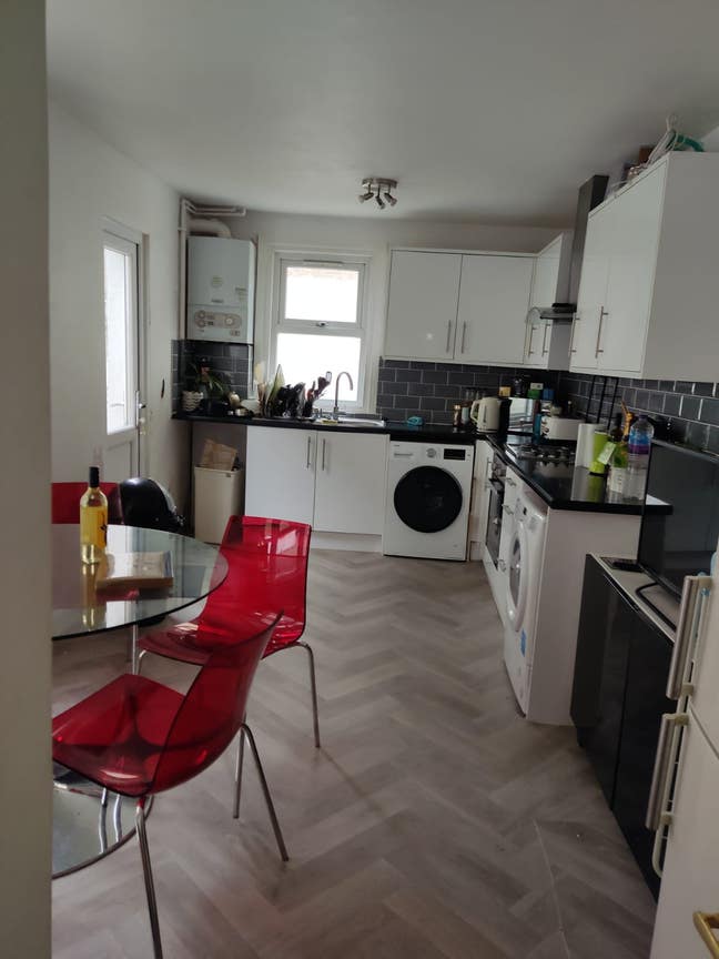 Room Zone 2 -Victorian House (All Bills Included) Main Photo