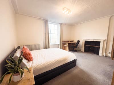 Huge Double Room with En-Suite (single or couples) Main Photo