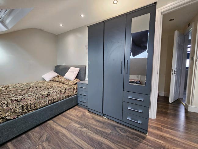 1 bedroom flat with 1 ensuite bedroom and living r Main Photo