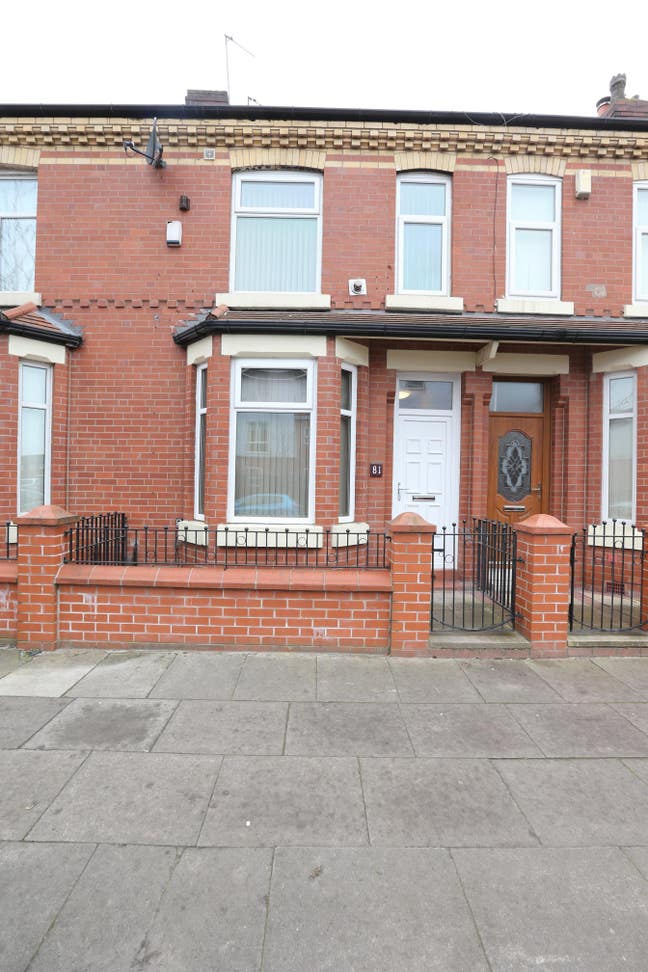 M6 Double Room in shared house with 50" TV Main Photo