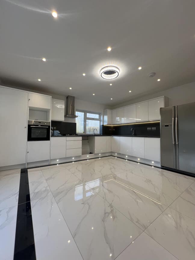 Modern 3 bedroom semi-detached ground floor flat Main Photo