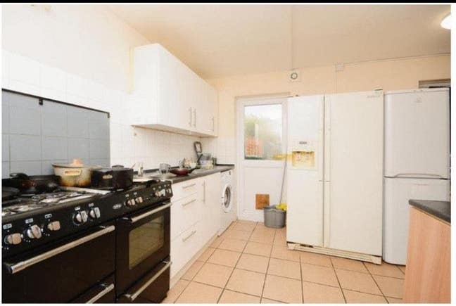 Double room available very close to Basildon town  Main Photo