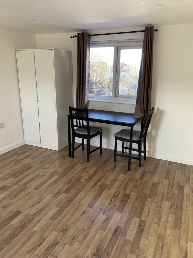 Large Studio Flat Near Station Main Photo