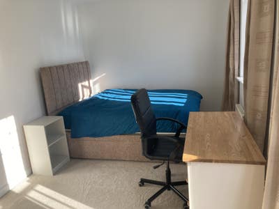Fully Furnished Room in a Friendly house share Main Photo