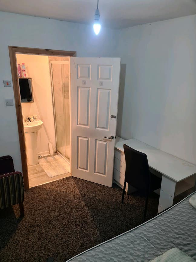 Double bedroom ensuit room  Main Photo