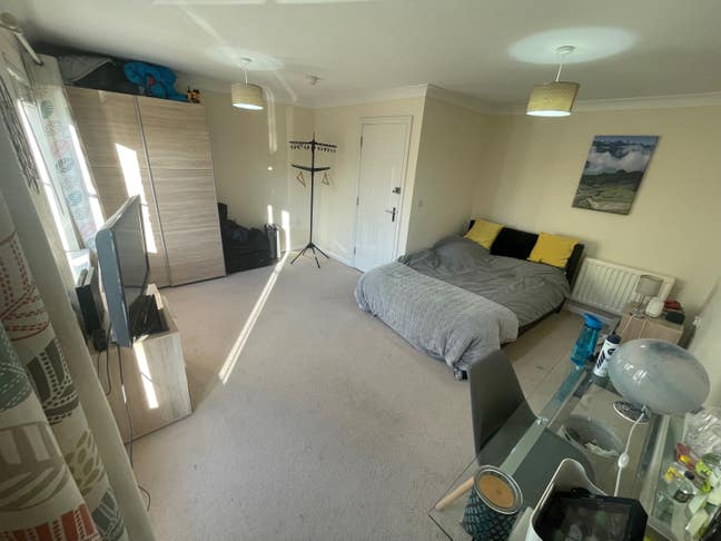 Large Double Room Ideal for GSK, Airbus & MBDA Main Photo