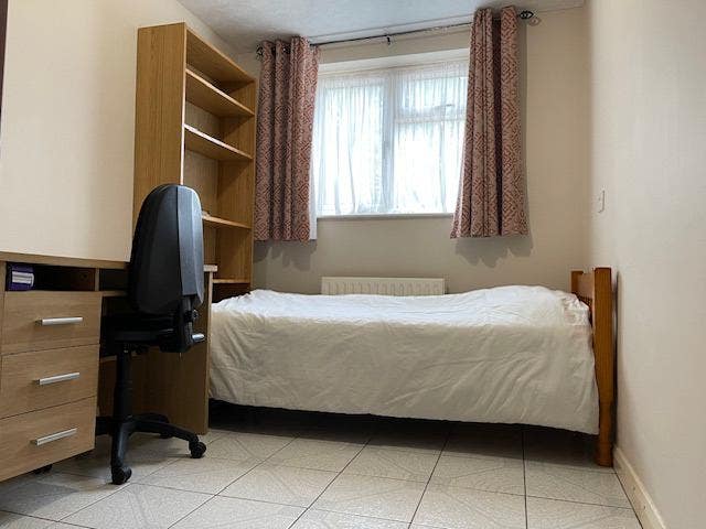A lovely large single room with own shower room in Main Photo