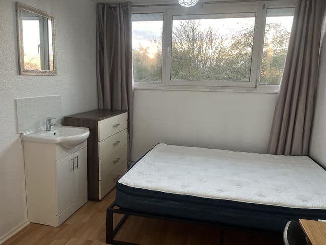  Large double room in a female house Bills inc. Main Photo