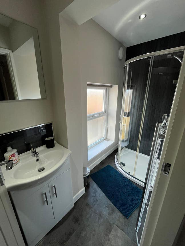 Premium en suite rooms available with parking  Main Photo
