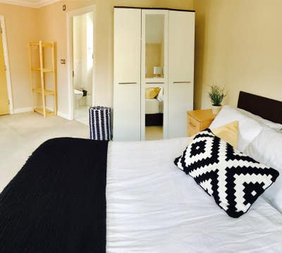 Huge Ensuite Room! Great Housemates|Town ctr. Main Photo