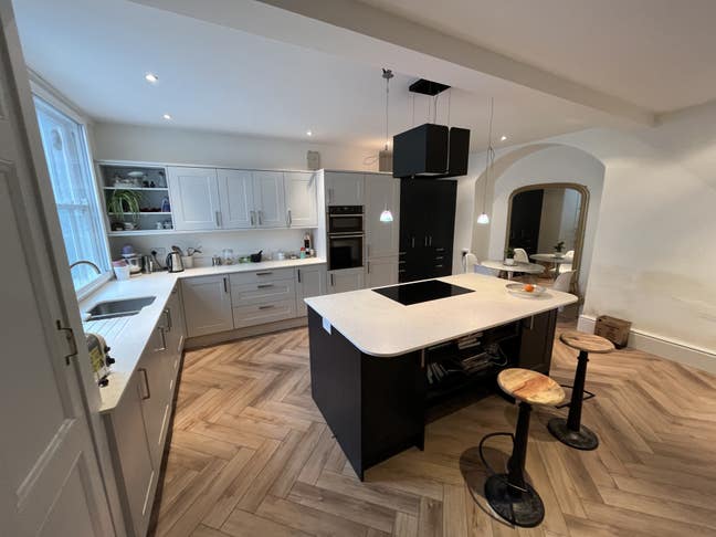 Smart roomy house 4 miles from Exeter in country  Main Photo