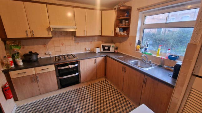 Single  Room next to  Bromley By Bow station  !! Main Photo