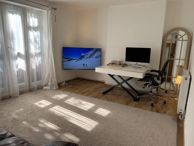 Suitable for 2 freinds or a couple-large apartment Main Photo