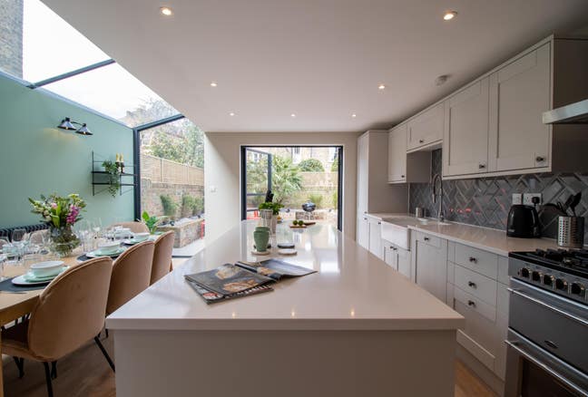 Double room in friendly & modern houseshare  Main Photo