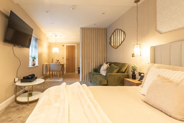 High Quality Hmo! Couple Rooms Available!!  Main Photo
