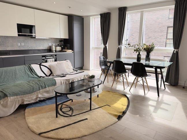 Bright Room in Friendly Hackney Wick / No Deposit Main Photo