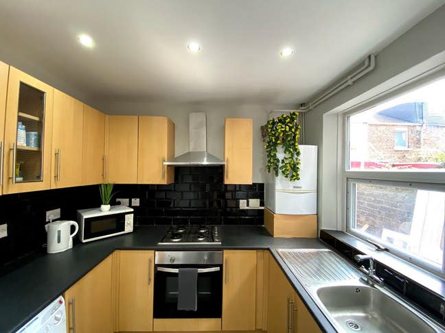 Modern house with 4 Bedrooms to Rent  Main Photo