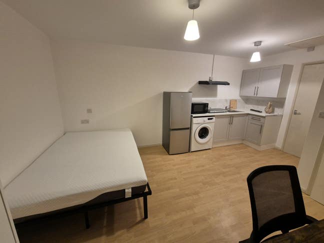 Furnished Double Room; attached bathroom & kitchen Main Photo