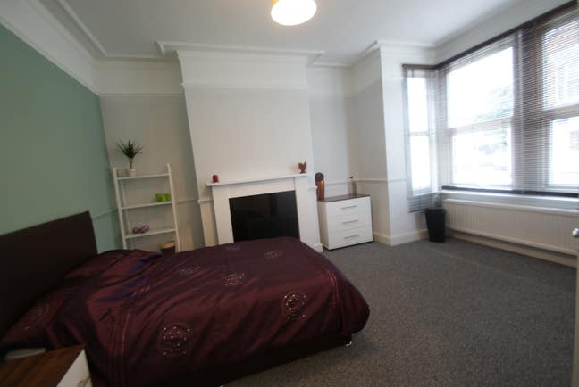 Large Room Available - Close to Southend Hospital  Main Photo
