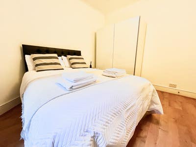 Spacious and quite double room in Oxford Circus Main Photo