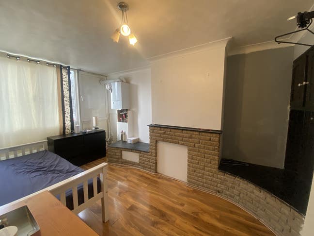 Lovely One Bedroom with a Shared Garden Main Photo