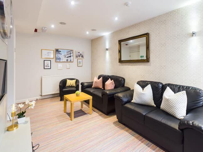 5 Rooms left in shared Student House! Main Photo