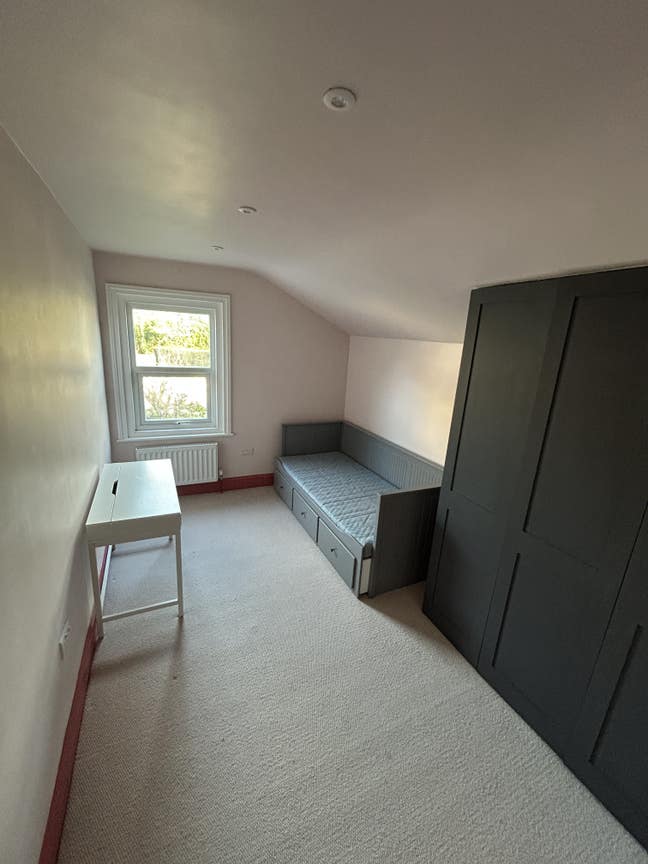 Double room to rent in house share Main Photo