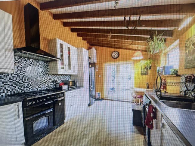 A lovely double en-suite  room available. Main Photo