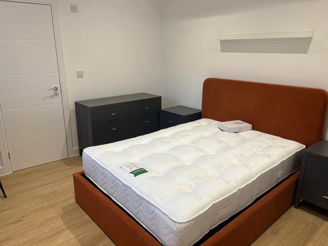 Spacious new double room to let Main Photo
