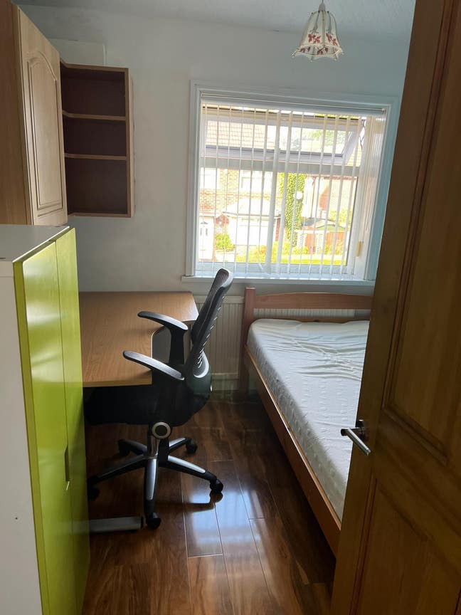 1single bed room available  Main Photo