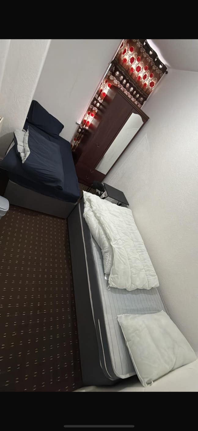 2 single bed room available  Main Photo