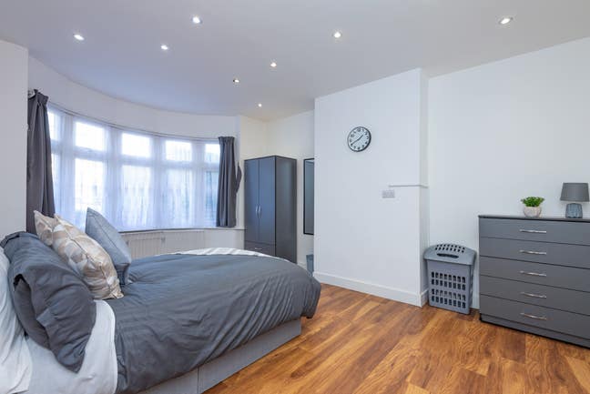 Large Rooms - Modern House - All Bills inc  Main Photo