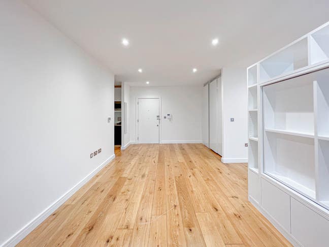 A spacious studio In Hounslow, TW3 Main Photo