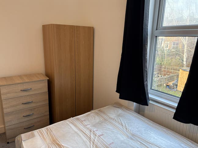 Newly Decorated Room with En-Suite Green Lanes N4 Main Photo