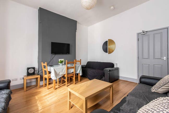 Room Near Tram in NG7  Main Photo