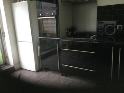  2 cozy carpeted furnished bedrooms N16/E5  zone 2 Main Photo