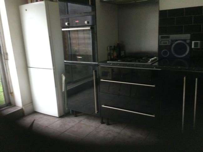  2 cozy carpeted furnished bedrooms N16/E5  zone 2 Main Photo
