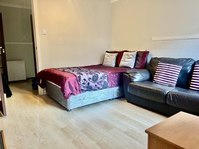Gorgeous Bedsit £550pcmHamilton ML3 0QG Main Photo