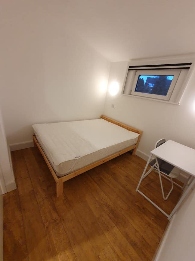 One Double bedrooms available  Main Photo