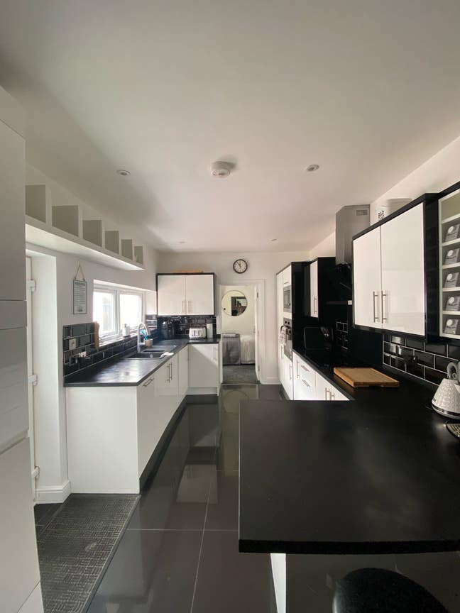 Furnished Dble Bedroom -Sobo Centre -cleaning inc! Main Photo