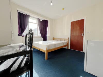 Ensuite Room 15 Mins Walk to Hounslow West Main Photo