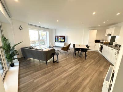 Elegant Canal & Bridge View Double Room for Rent Main Photo
